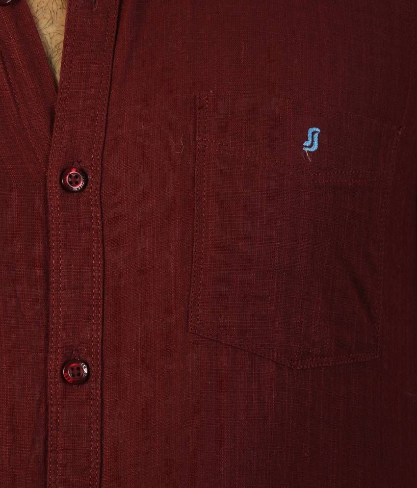 light blue jeans with maroon shirt