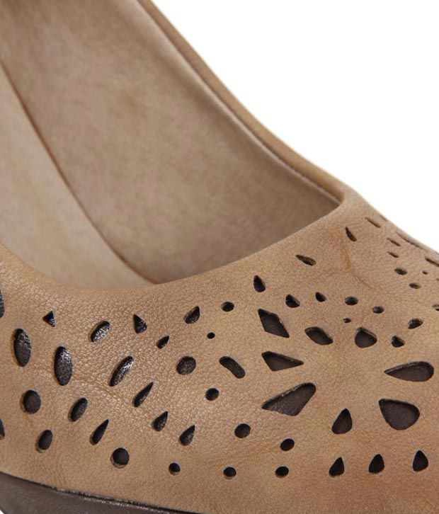 khaki canvas pumps