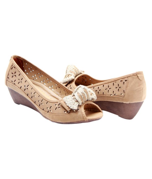 camel toe pumps