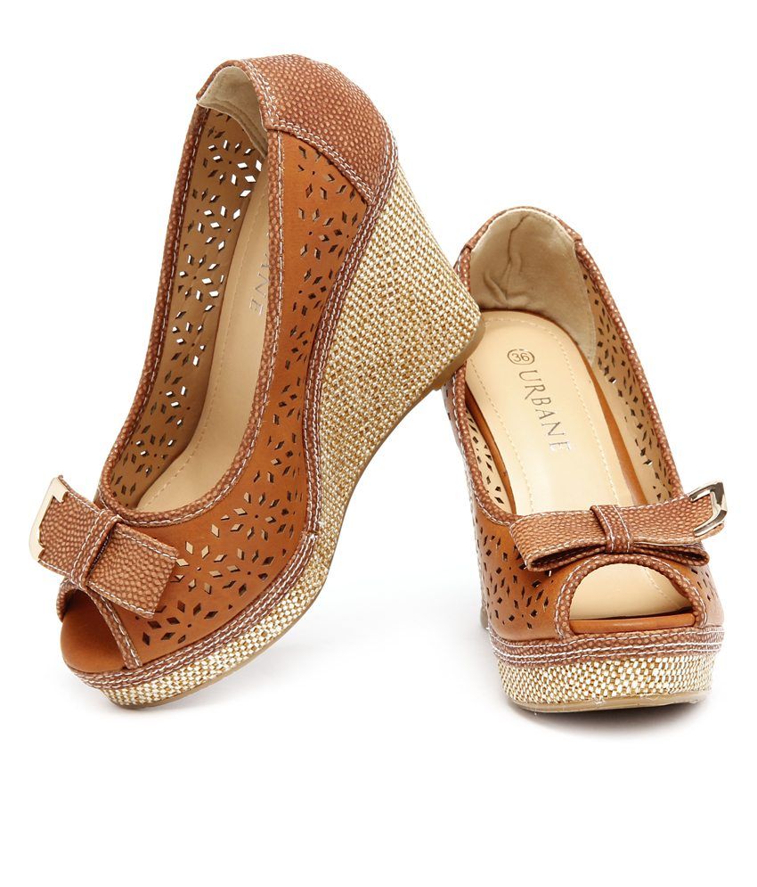 camel toe pumps