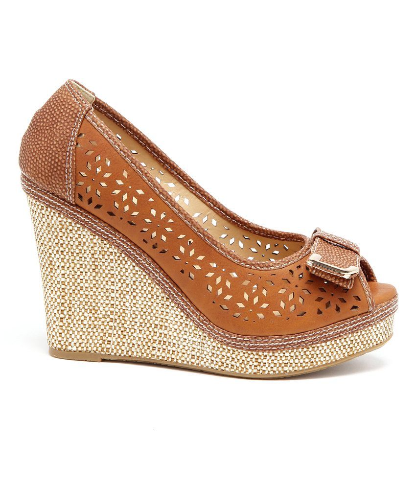 camel toe pumps