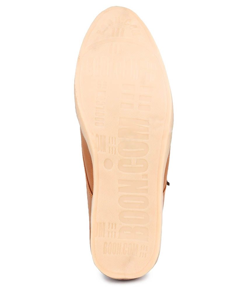 tan canvas shoes