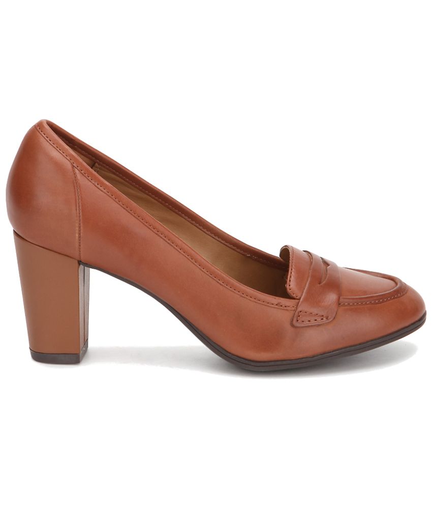 clarks brown pumps
