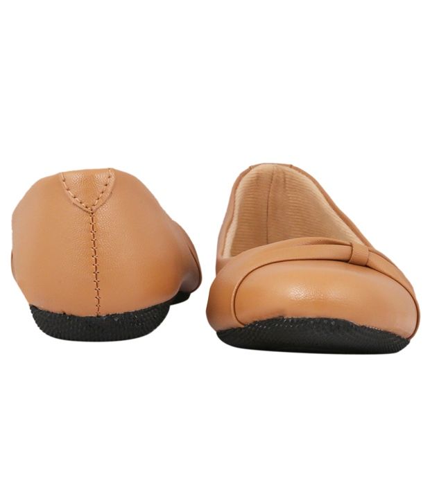 tan ballerinas