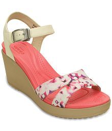 crocs chappal for women