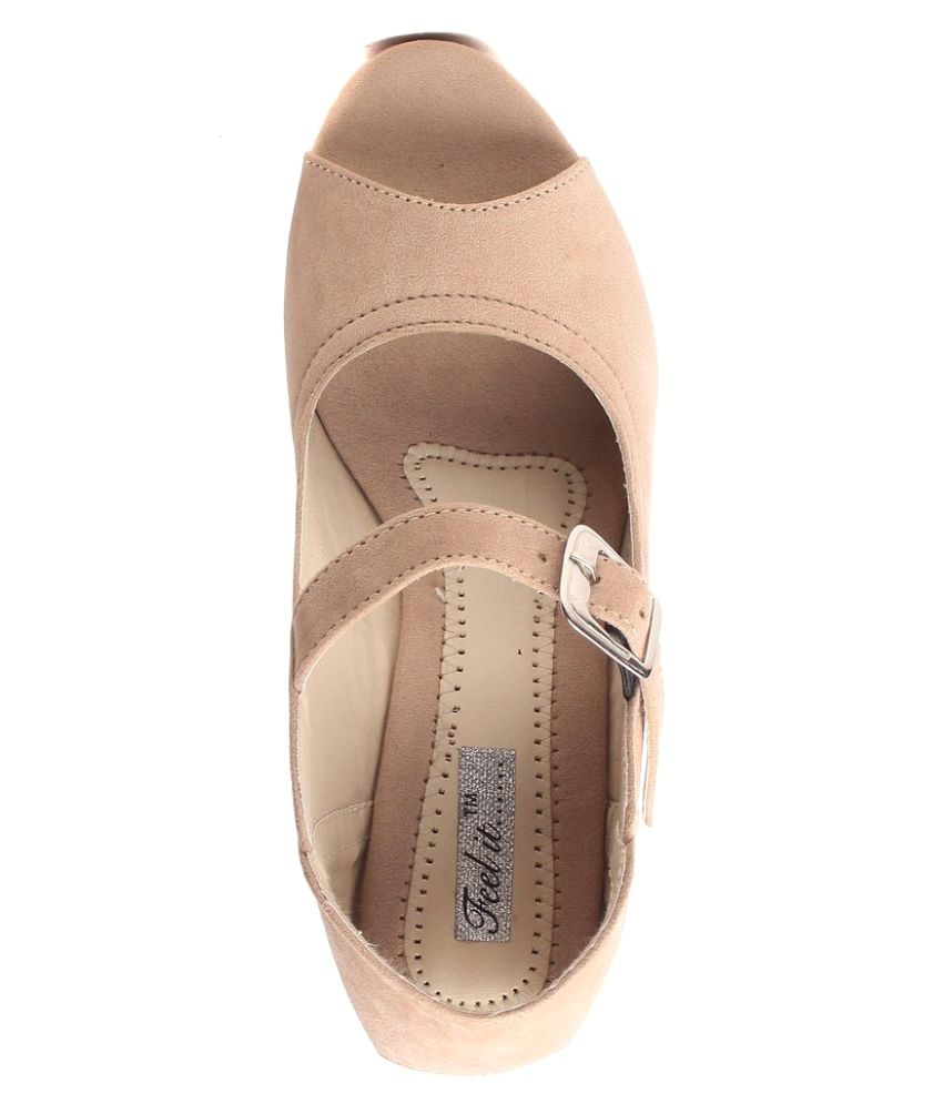 bedanya heels dan wedges