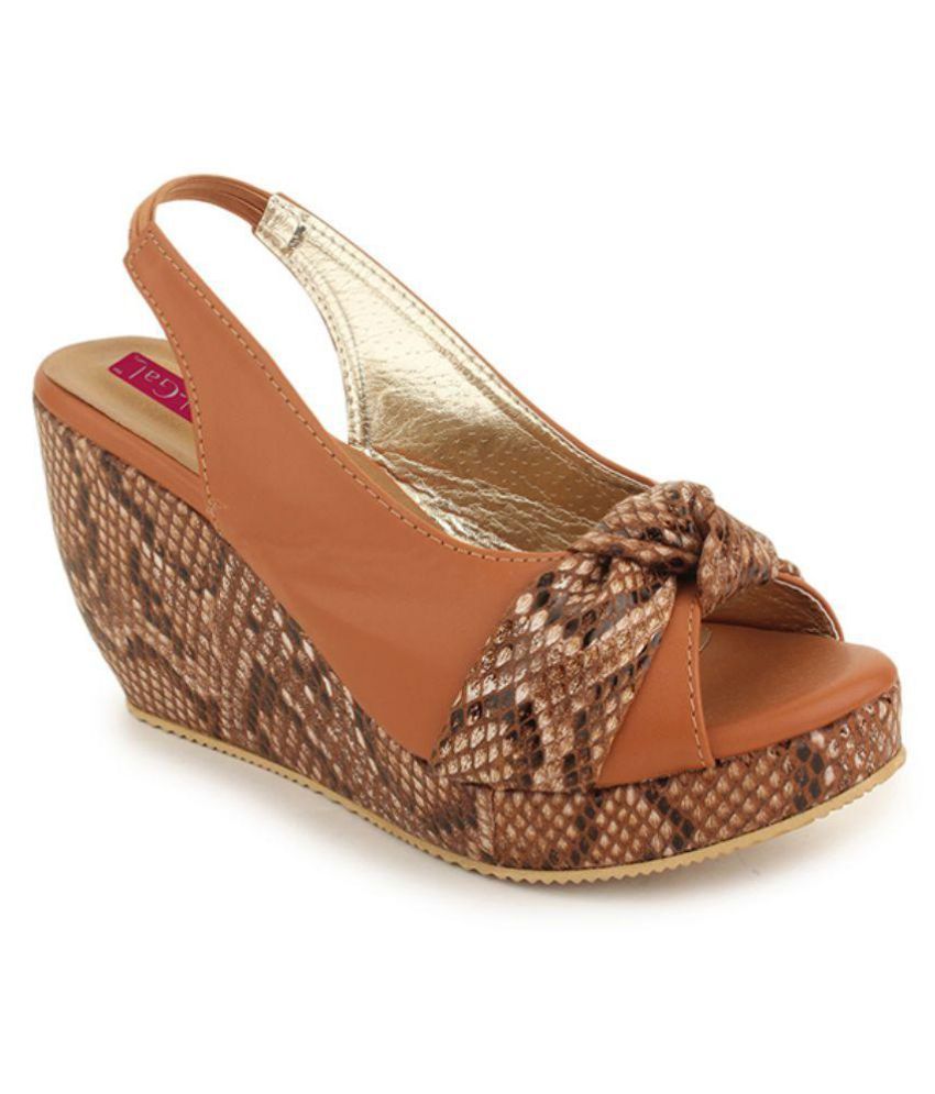 bedanya heels dan wedges
