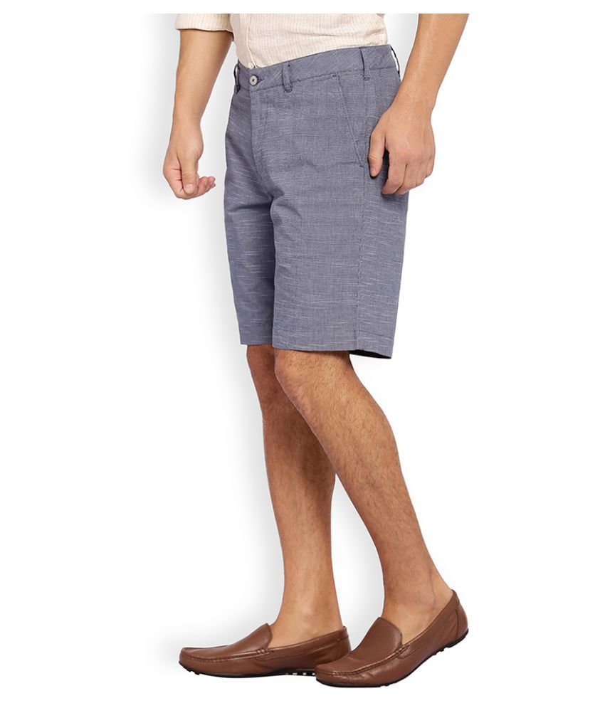 best color shirt for grey shorts