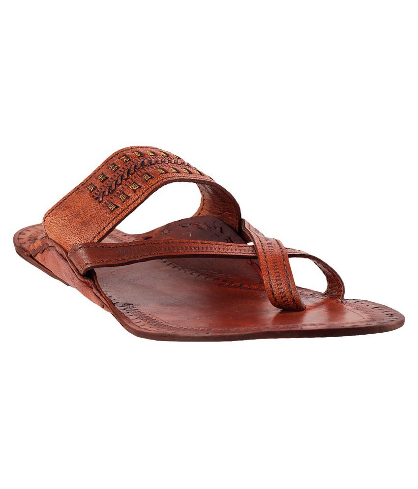 Metro BROWN Kolhapuri Chappal - Buy 