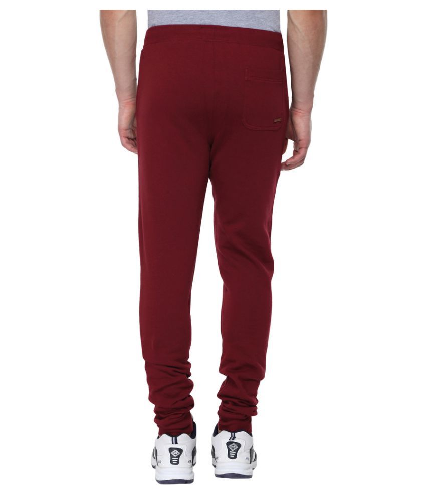 maroon joggers outfit mens