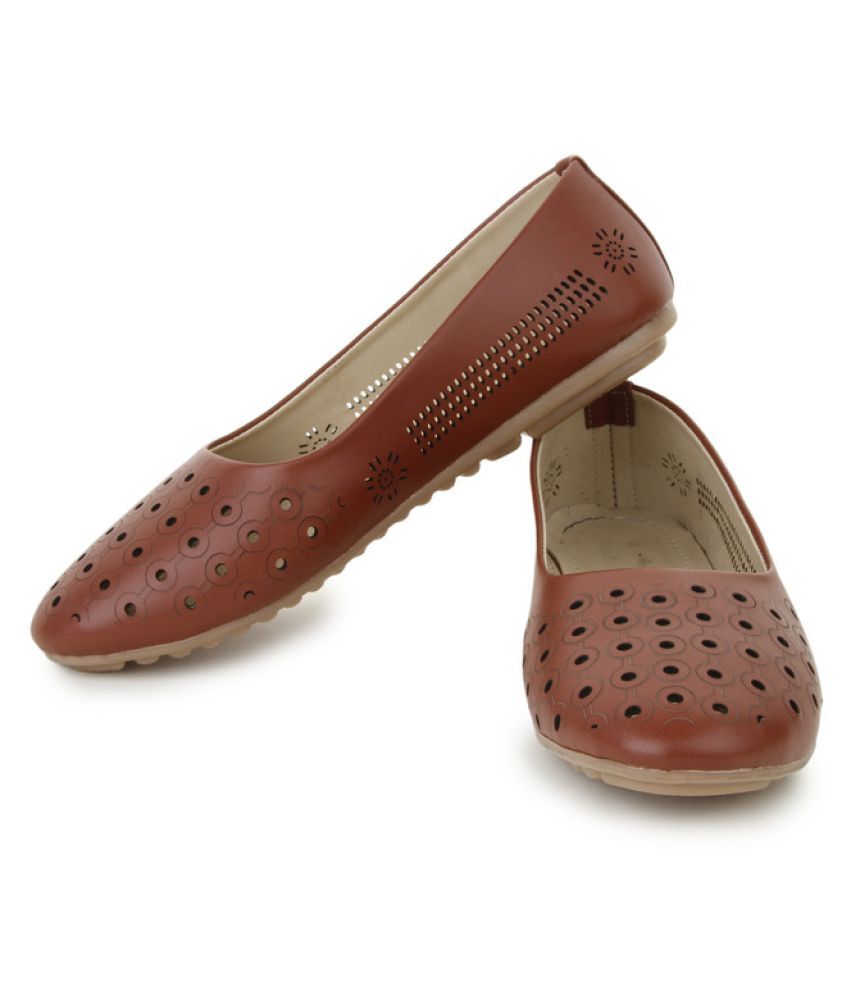 tan ballerinas