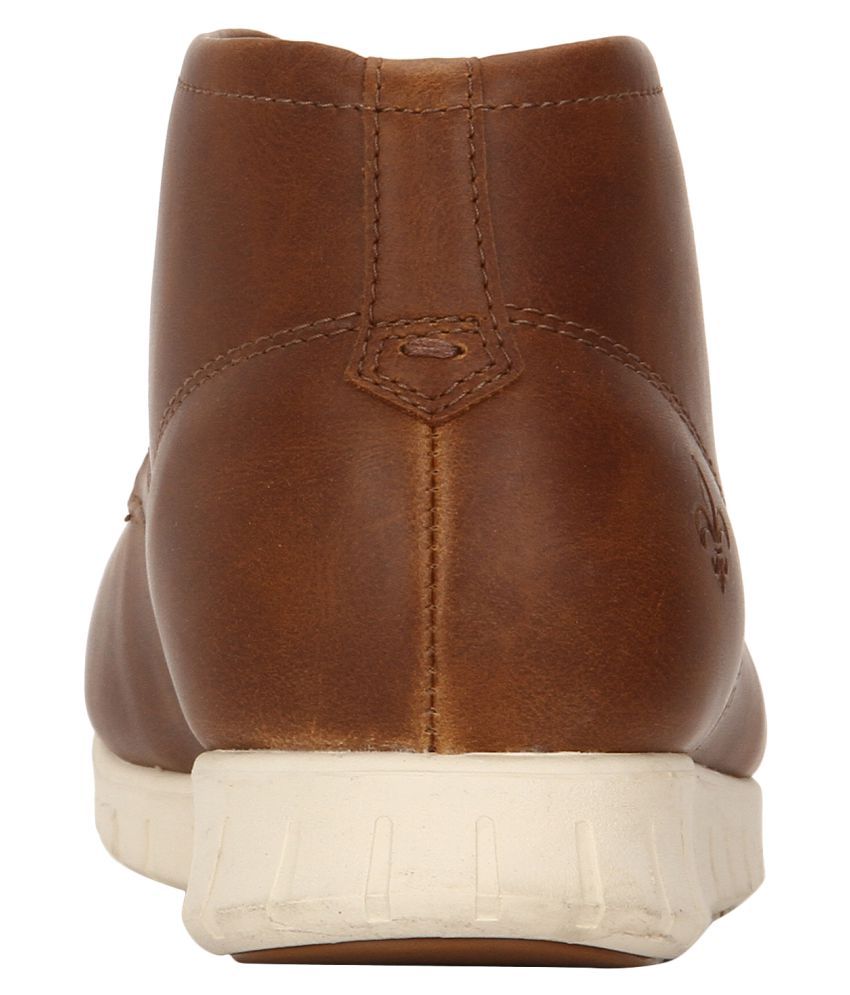 tan chukkas