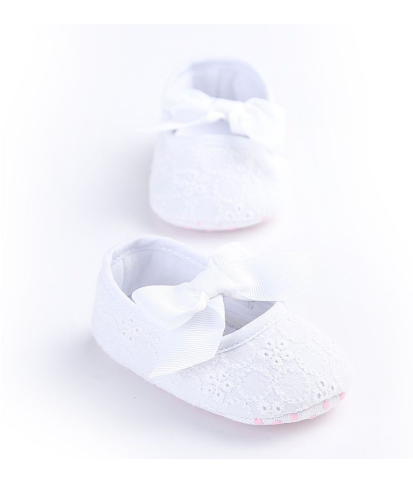 white soft bottom baby shoes