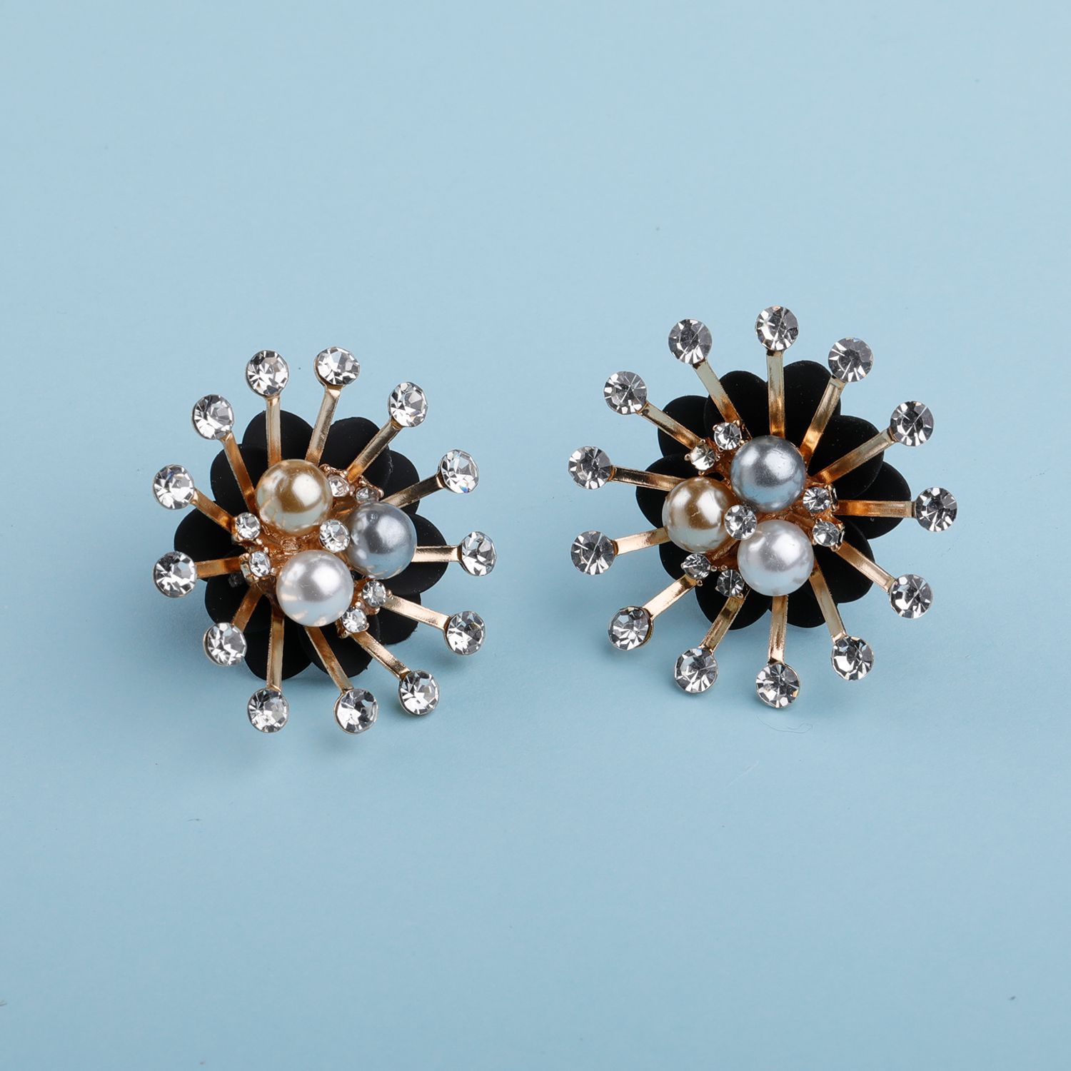     			Silver Shine Ravishing Gold Diamond And Pearl Designn Stud Earring