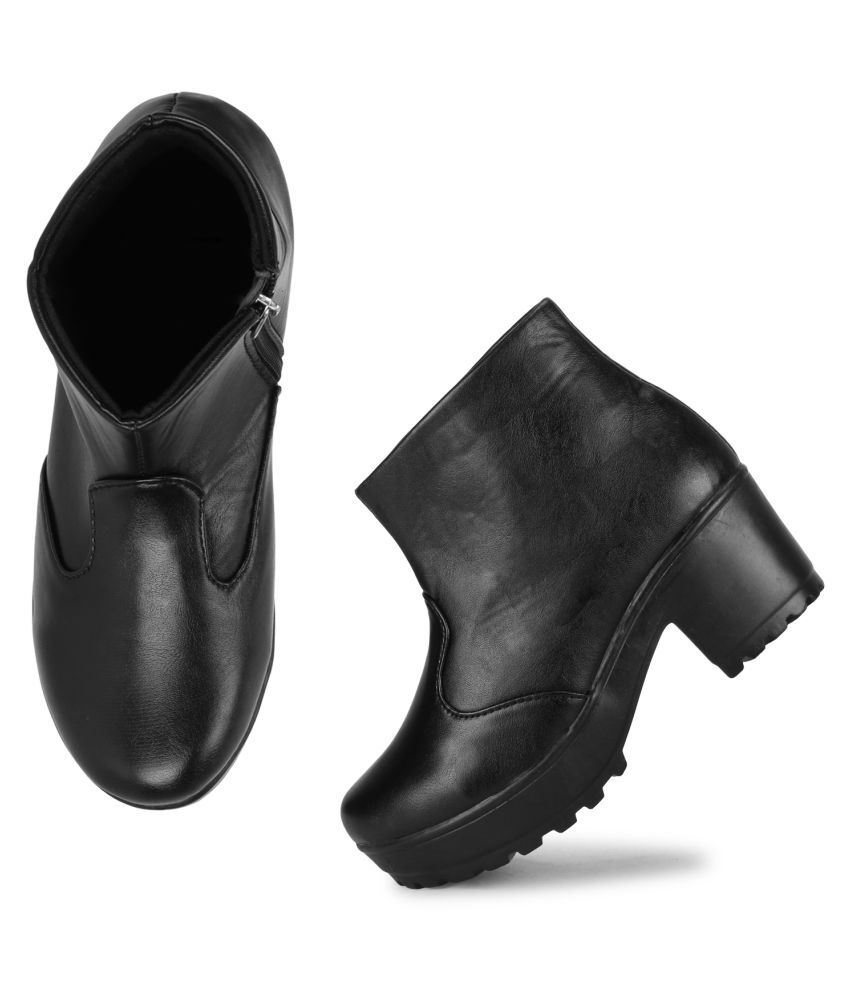 commander chunky sole lace up ankle boot in black