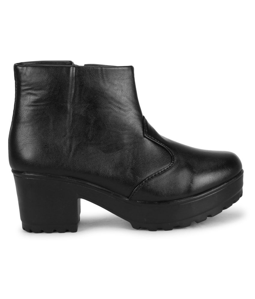 commander chunky sole lace up ankle boot in black