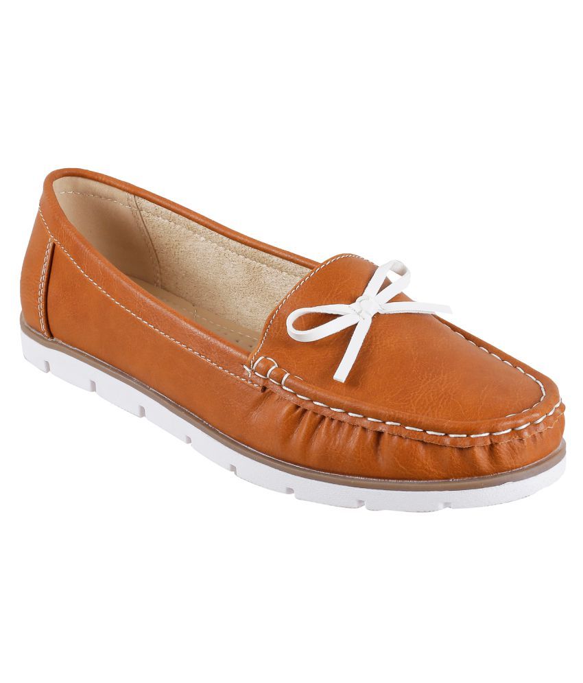 tan ballerinas