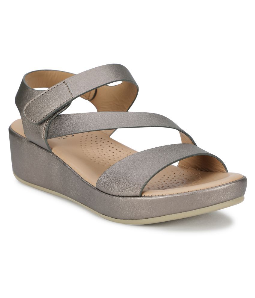 mode by red tape pumps