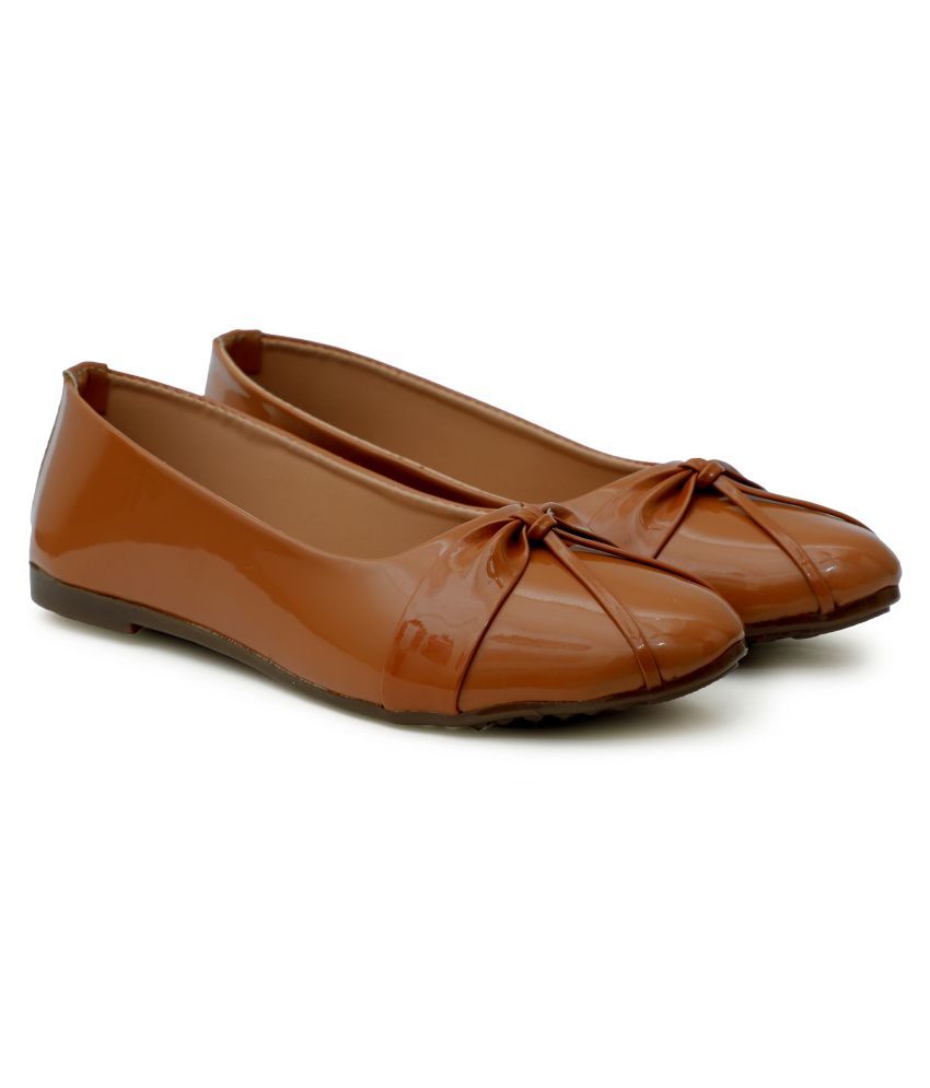 tan ballerinas