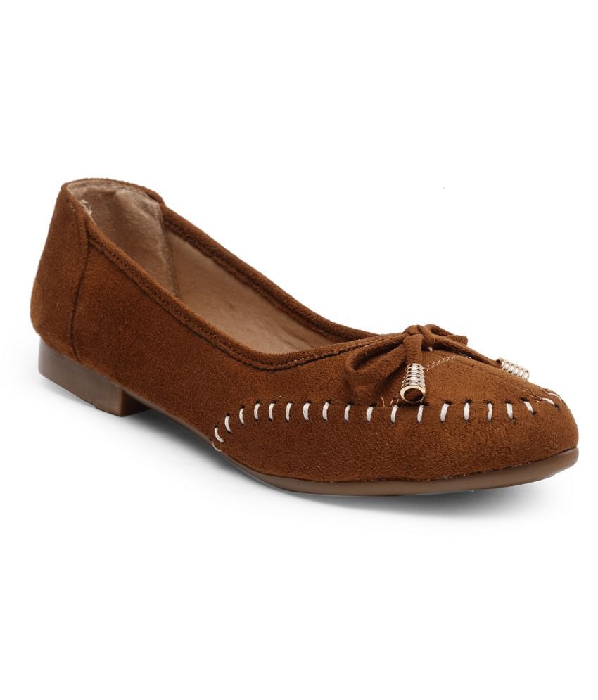 tan ballerinas