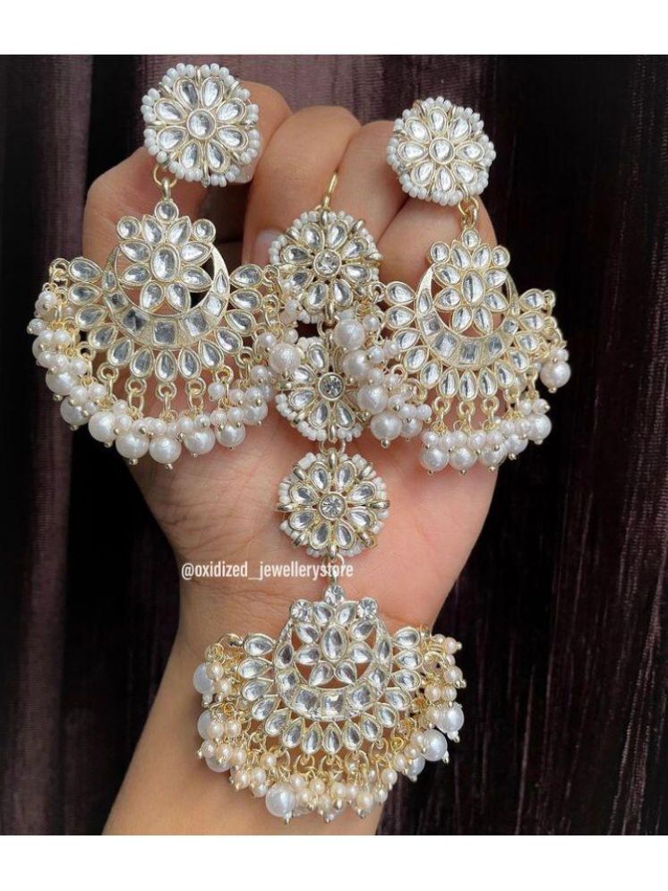     			Padmavati Bangles White Chandbalis Earrings ( Pack of 1 )