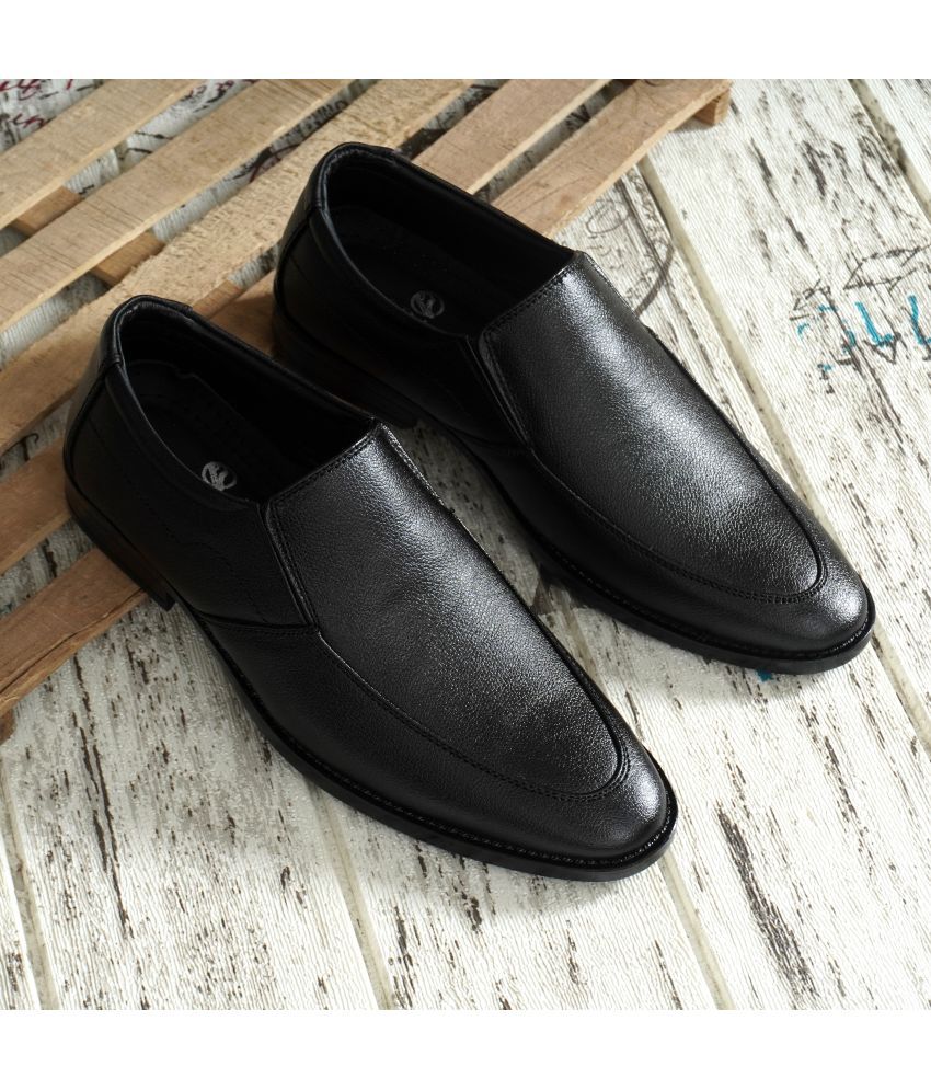     			MORAAH Black Men's Slip on