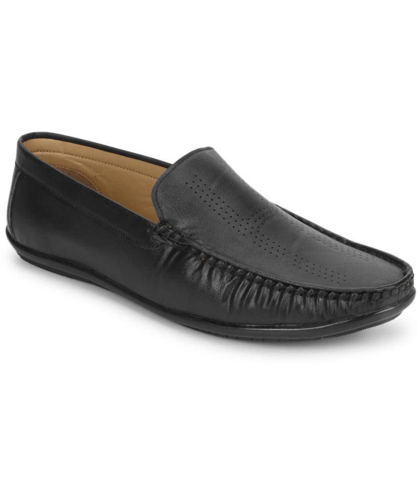     			Urbanmark Men Comfortable Textured Slip-On Loafers- Black