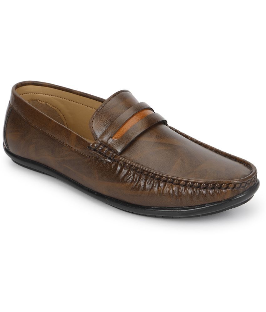     			UrbanMark Men Comfortable Two-Tone Tassel Slip-On Loafers- Brown
