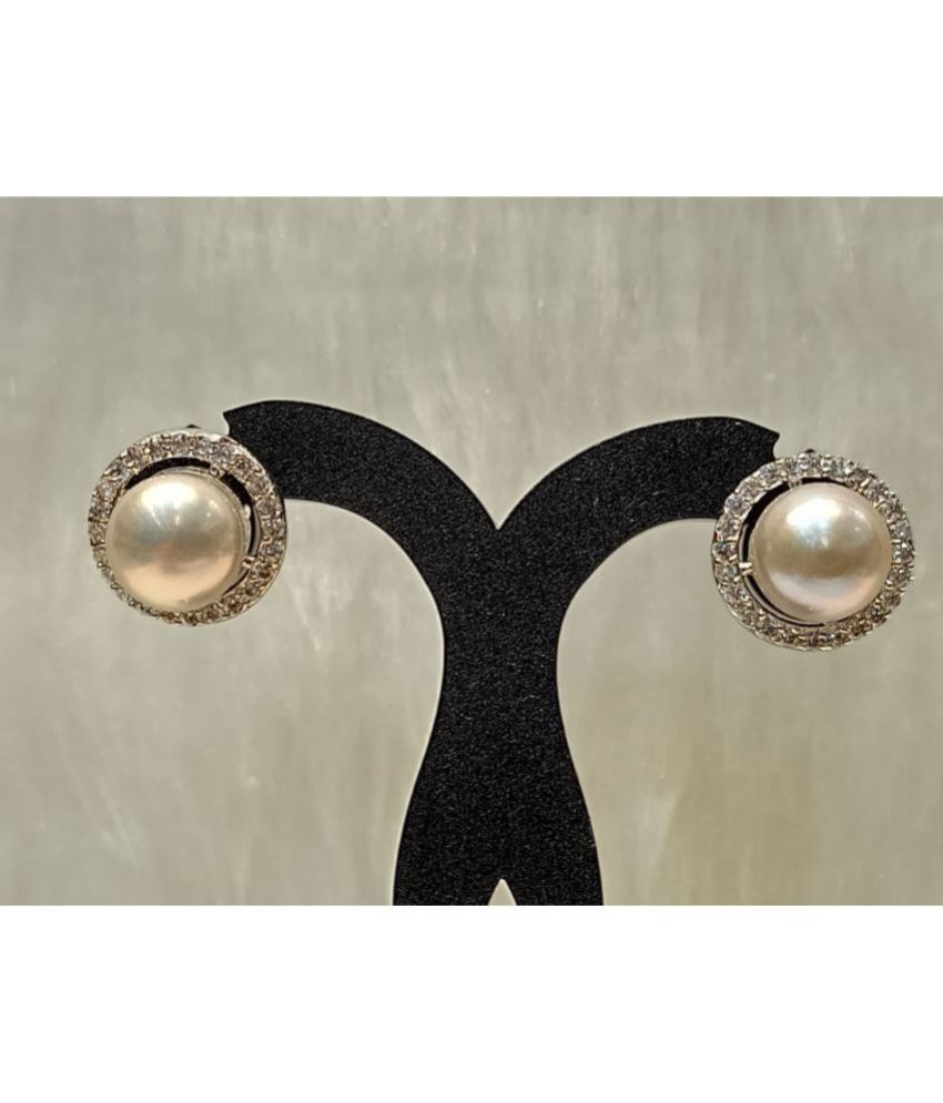     			Mannatraj Pearls & Jewellers - White Stud Earrings ( Pack of 1 )
