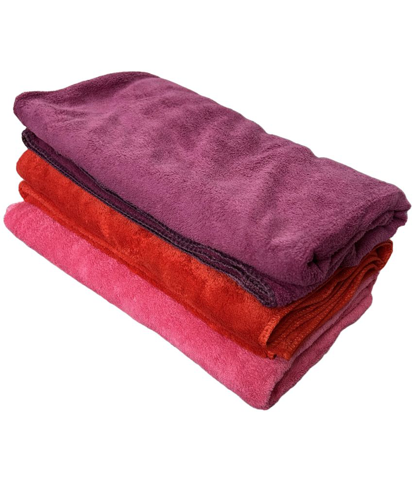     			Finesse Decor Microfibre Textured Below 300 ( Pack of 3 ) - Red