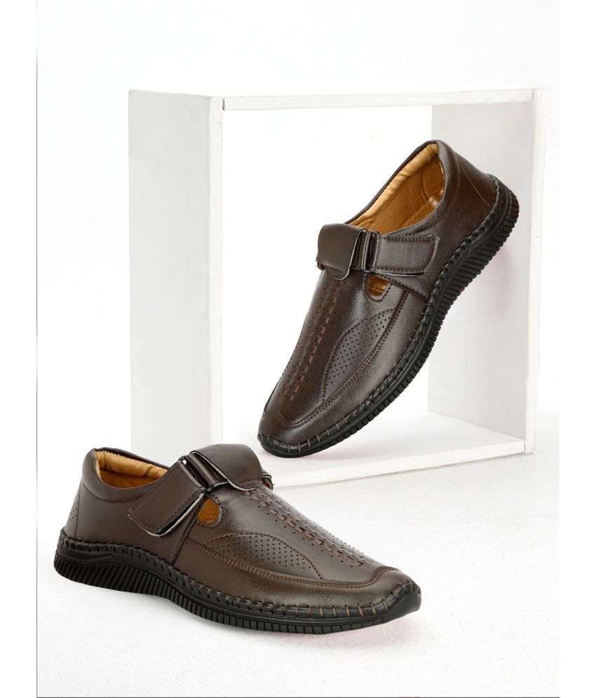     			Buxton - Brown Men's Sandals