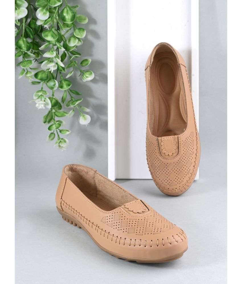     			Footloose Beige Women's Loafers