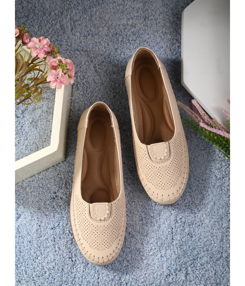     			Footloose Cream Women's Loafers