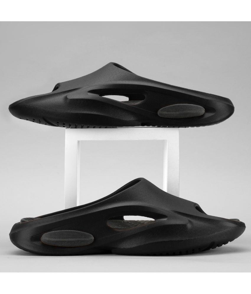     			atom - Black Men's Clogs