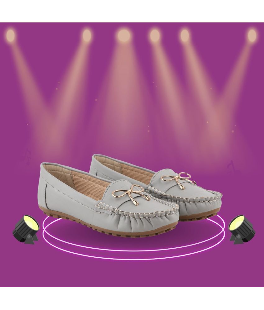     			PERY PAO Gray Women's Loafers