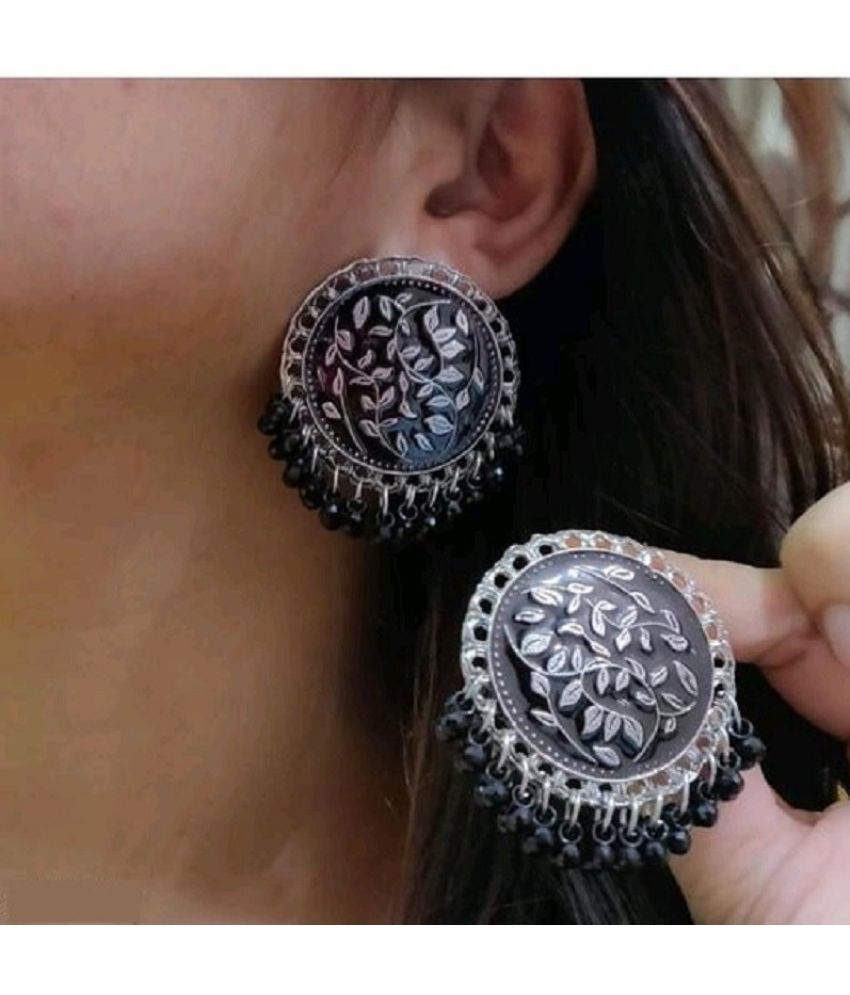     			Samridhi DC Black Stud Earrings ( Pack of 1 )