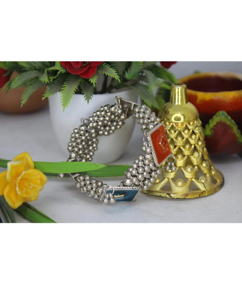     			Samridhi DC Silver Bracelet ( Pack of 1 )