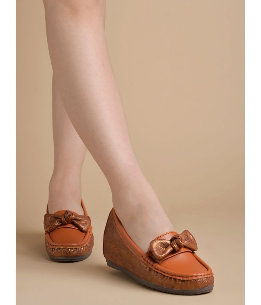     			Shoetopia Tan Women's Loafers