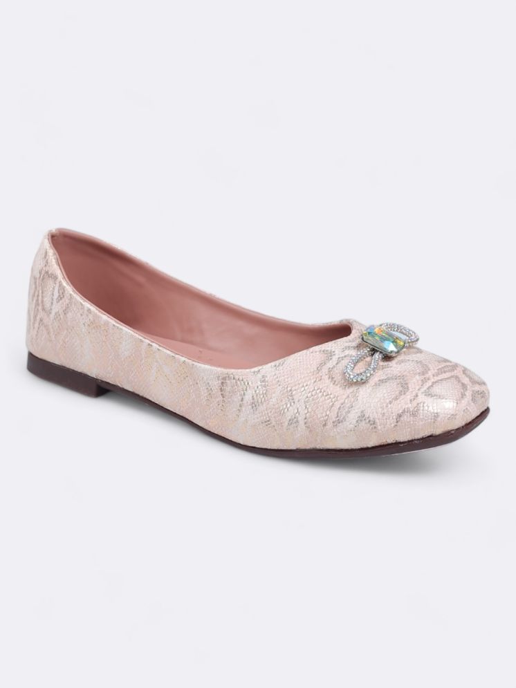     			PLANET WALK Gold Women's Casual Ballerinas